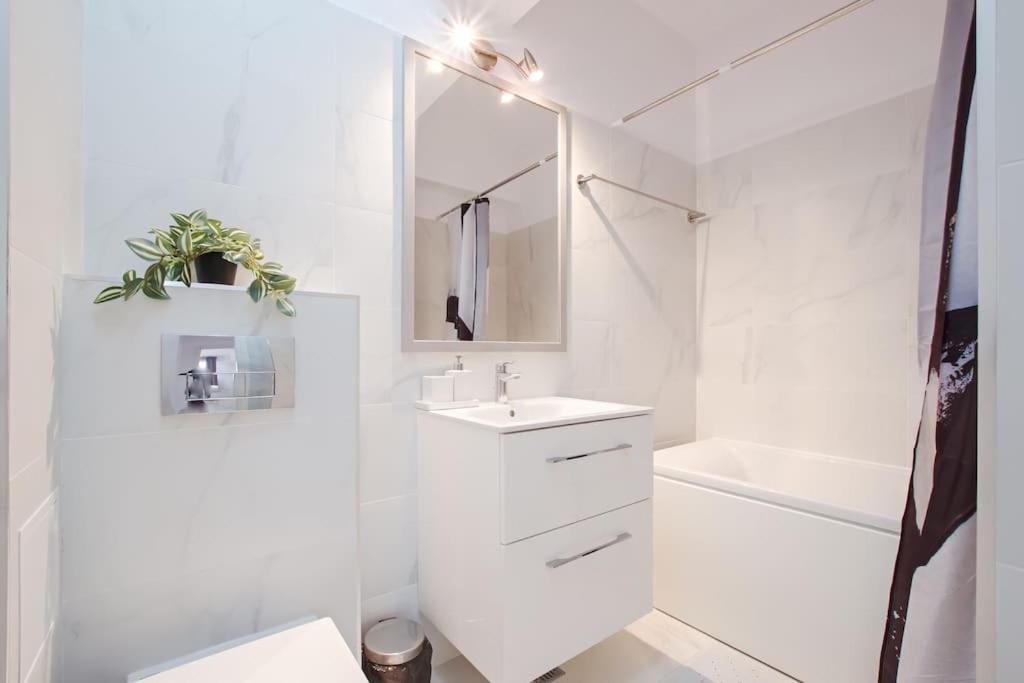 Apartment Reverie Silent & Intimate